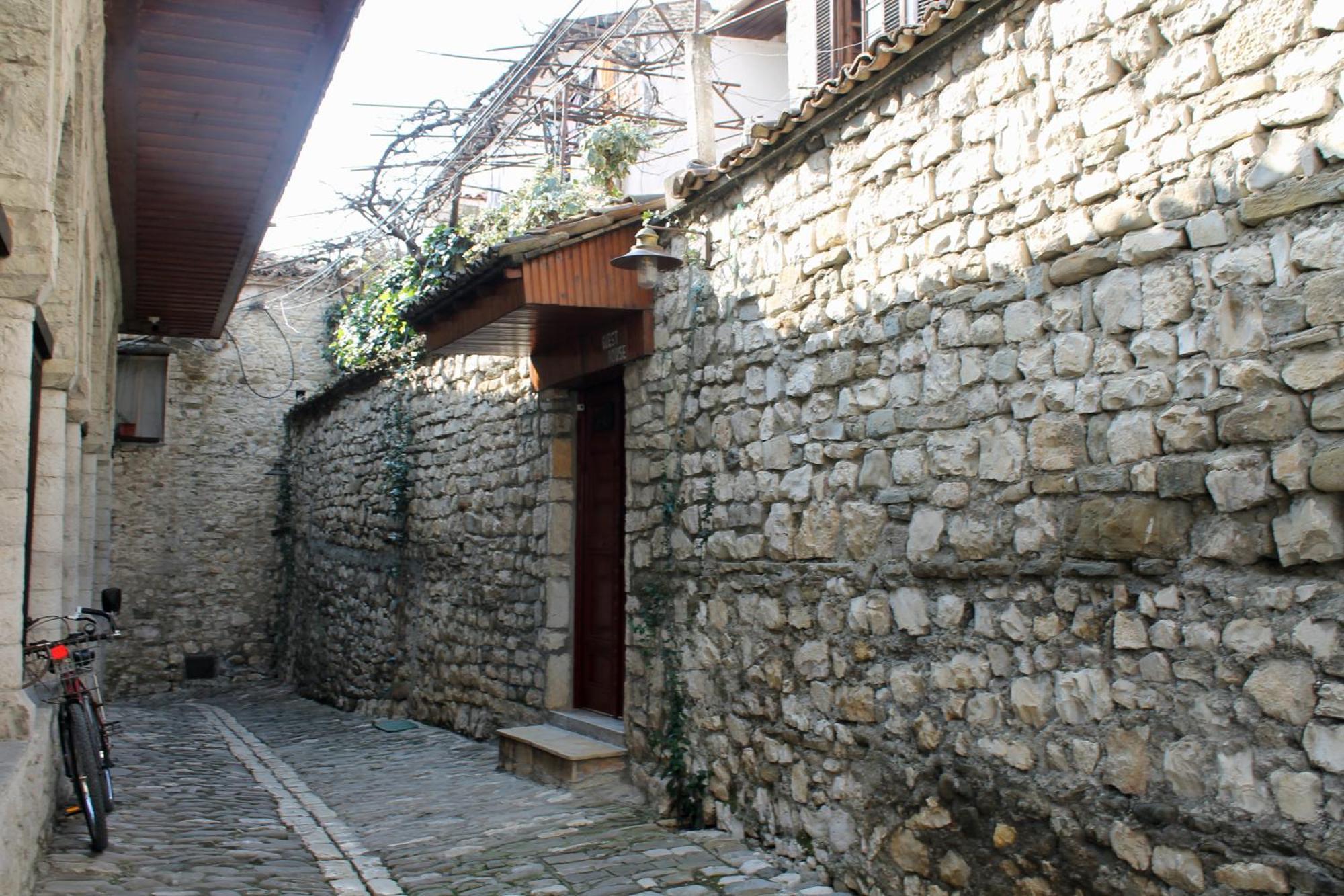 Tomor Shehu Guest House Berat Esterno foto