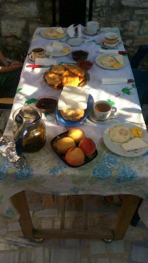 Tomor Shehu Guest House Berat Esterno foto